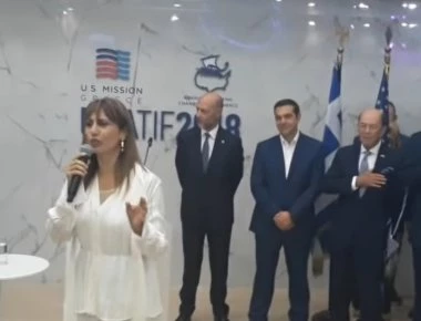 Βίντεο: Eκαναν σύσταση στον Α.Τσίπρα να σταθεί όρθιος στον εθνικό ύμνο των ΗΠΑ στη ΔΕΘ και να μην σταυρώνει τα χέρια!